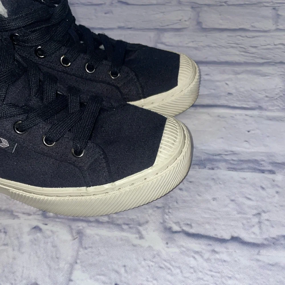 Cariuma OCA High Therma Size 6.5 Black Vegan Suede Boots
